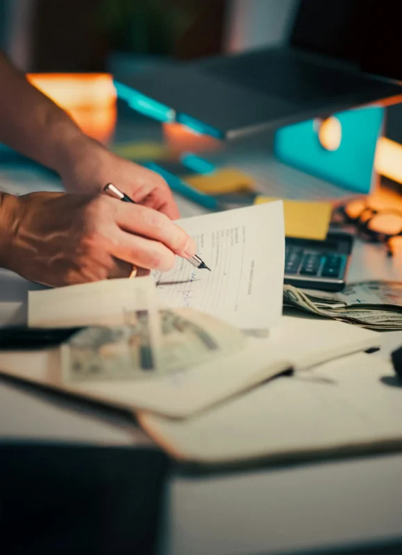 Firma de un contrato sobre una mesa