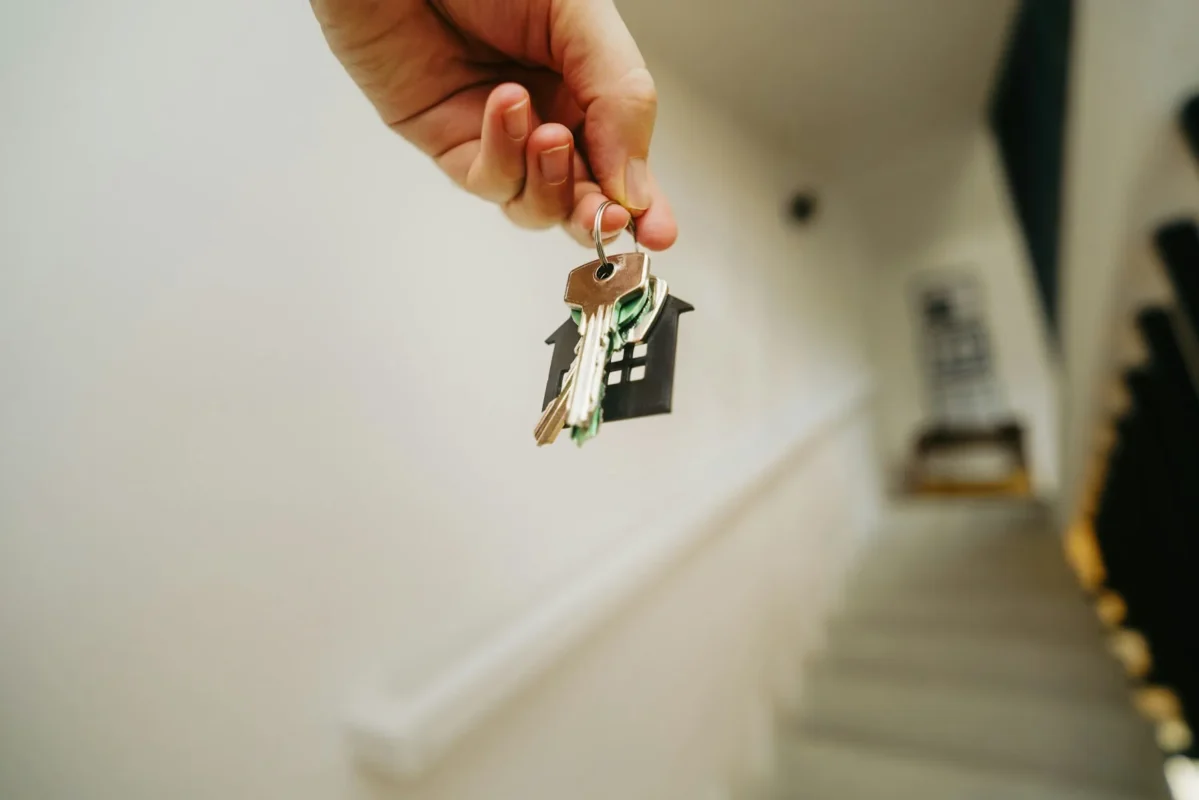 Mano sujetando las llaves de una vivienda