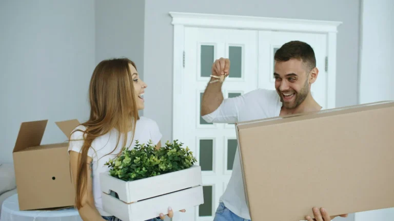Inquilinos entrando a vivir en una vivienda con cajas de mudanza